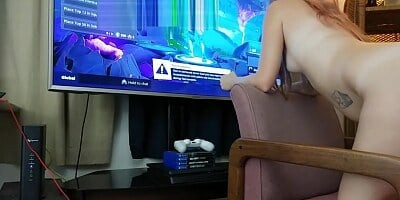 18 y/o Gamer girl playing Fortnite Battle Royale While she gets creampied