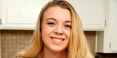 An innocent playful teen Ashley Manson knows how to give a head