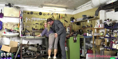 Automechaniker fickt Azubine in Werkstatt