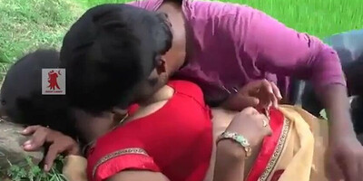Bangali bhabhi ko khet me choda gao ke daroga ne