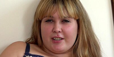 BBW puts an apple in her hairy pussy