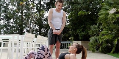 Bendy cougar in spandex sucks cock