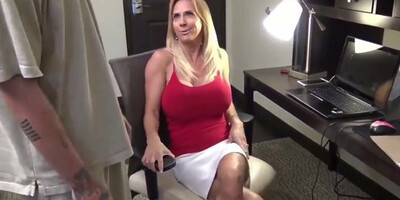 Big Tits Stiefmutter mag meinen Schwanz in ihrer Muschi