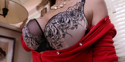 Blonde Big Booty Cougar Julia Ann Dildo Fucks Her Sweet Cunt