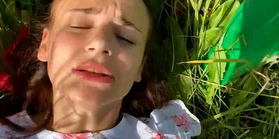 CHICA FEA DE CONO APRETADO FOLLA CON PADRASTRO EN PUBLICO