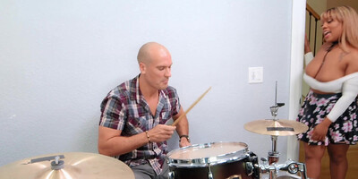 Curvy ebony babe opens asshole for a doggy style sex