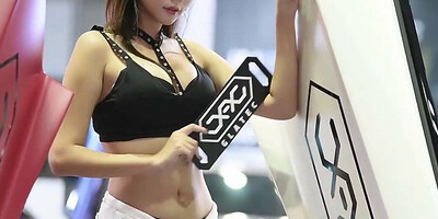 cute asian girl in tanktop show navel part2