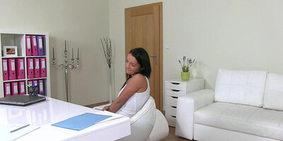 Cute Babe Takes Cock At The Casting