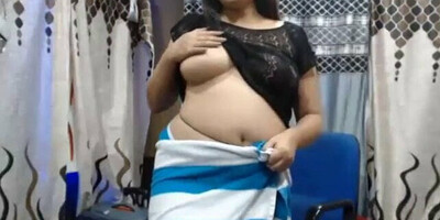 Desi girl showing boobs and fingering, insta id = genuinejannat