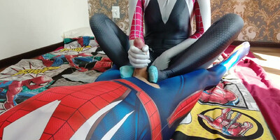 Gwen Stacey does footjob to Peter Parker