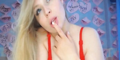 Hot Cam Babe Masturbates her Pussy