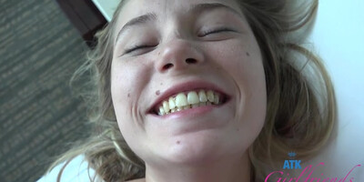 Hottie girlfriend footjob with creampie