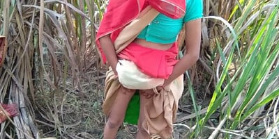 Khet me kaam karne waali ko jungle me chod diya