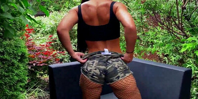 LA RAGAZZA CALDA SCOPA IL GIARDINIERE MENTRE I SUOI GENITORI