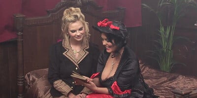 Linsey und ihre Vampir Lesben saugen lieber Muschis