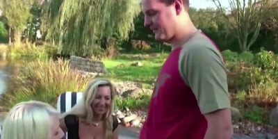 Mama und Stieftochter ficken ihren Nachbarn im Garten