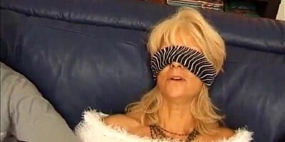 Mature veut baiser les yeux bandes