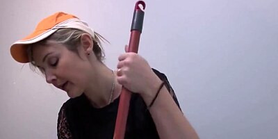 Melany paris dans la cage d escalier