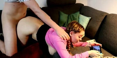 MENTRE IO GIOCO A UN GIOCO AL TELEFONO, IL FRATELLASTRO MI H