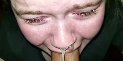 Mi hermana me la chupa hasta vomitar