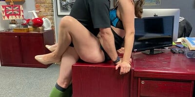 MILF Italiana scopata in ufficio da un dipendente del marito