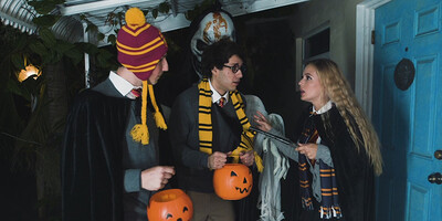 Milf Sloan Harper teaches young lesbian how to use a magic wand