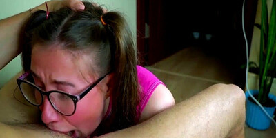 NAUCZ SCHOOLGIRL DO GLEBOKIEGO BLOWJOB CUM W USTACH