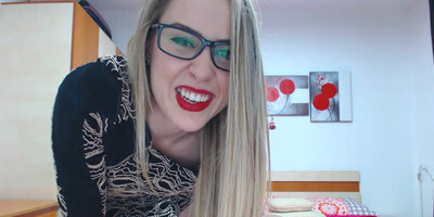 Nerdy hottie reveals her kinky nature when masturbating