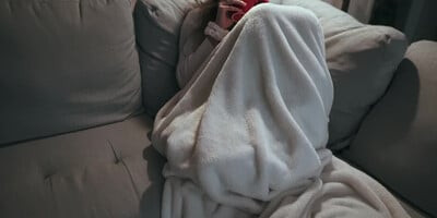 NoFaceGirl swallows her man's cumload