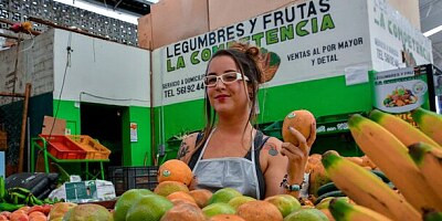 Oiled MILF slut Catica Mamor gets her mouth fucked by a BBC