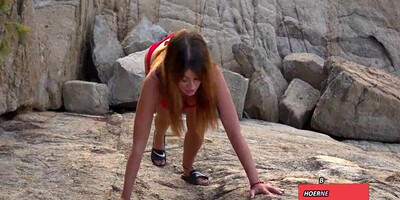 OPENBARE ANALE AMATEUR - GROTE NATUURLIJKE TIETEN MEISJE