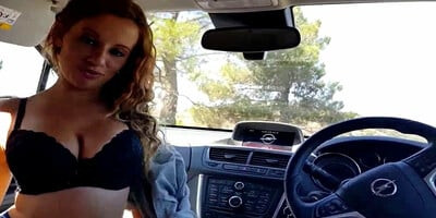 ORGASMO ANAL MOJADO CON MI NOVIA EN EL COCHE DE ALQUILER