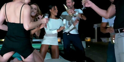 Orgies ibiza (4) partouze au bord de la piscine nuit ejac bo