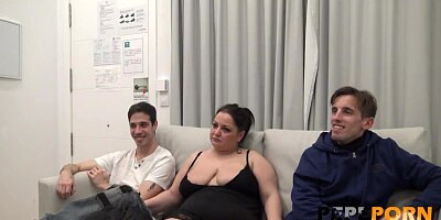 PepePorn - Ronda de mamadas con dos pichones La viuda le va perdiendo el miedo al guarreo