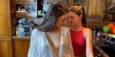 Pienet Tissit Tytot Vitun Keittiossa - Lesbo Tytot