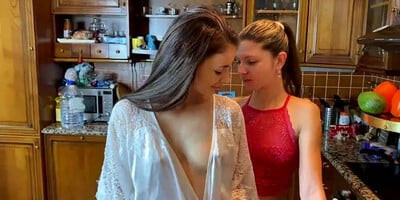 Pienet Tissit Tytot Vitun Keittiossa - Lesbo Tytot