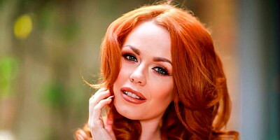 Redhead sex goddess Ella Hughes looks good from behind