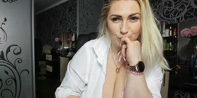 Russian bbw jerks off her pussy and squirts violently