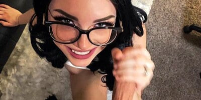 Seduced big-bottomed brunette Faye fucked on the sofa