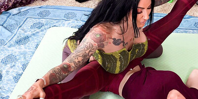 Serene Siren & Jenevieve Hexxx in Cunnilini Yoga