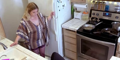 Stiefmutter fickt Sohn, um ihm beim Aufstehen zu helfen