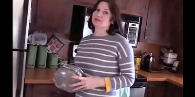 Stiefsohn probiert neue Kamera mit Stiefmutter aus