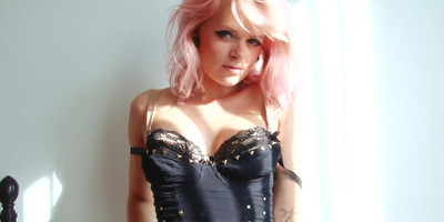 Tattooed babe in black corset shows off her sexy body in solo show