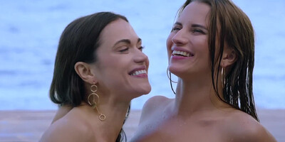 Tempting vixens getting laid - threesome sex