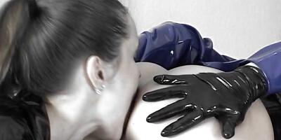 Thrilling latex threesome action with two kinky babes