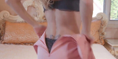 Vollbusige MILF hat Sex mit ihrem Stiefsohn