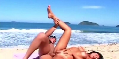 Yumi Saito fazendo sexo na praia